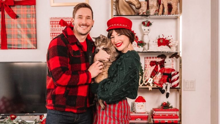 16 Trendy Couple Outfit Ideas for a Chic Christmas Celebration