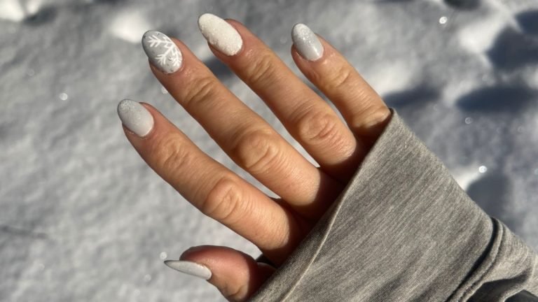 12 Must-Try Winter Dip Nails Looks for a Chic Winter Vibe