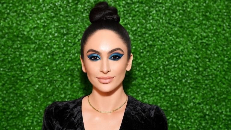 13 Trendy Blue Makeup Looks That Stand Out Effortlessly